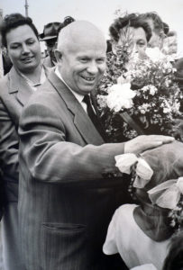 Пионеры Архангельска преподносят Н. С. Хрущеву цветы. 23 июля 1962 г.